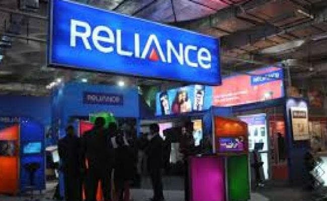 #DataKiAzadi : 70 रुपये में 1 साल के लिए अनलिमिटेड डेटा दे रही है #RCom