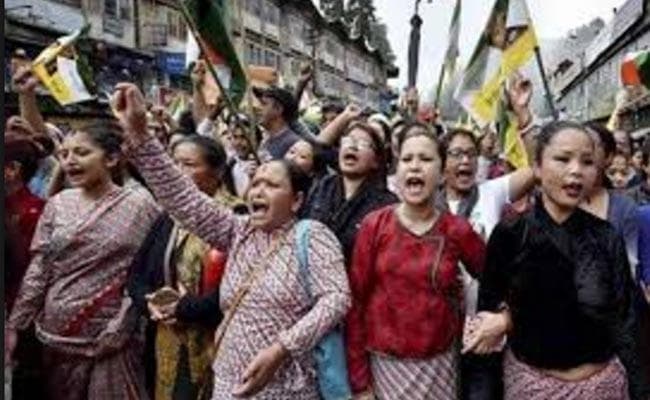 गोरखालैंड: पहाड़ पर आमरण अनशन खत्म, बंद में ढील नहीं