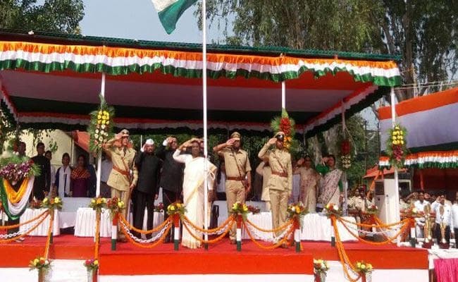 PICS राज्यपाल ने दुमका में फहराया तिरंगा, कहा : सबके योगदान से ही 2022 तक नये भारत का निर्माण होगा