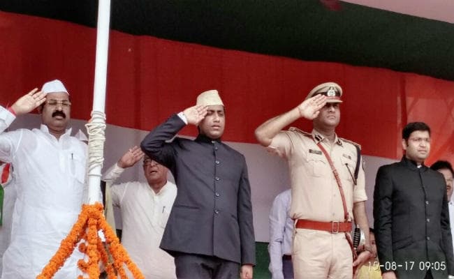 बेतिया में प्रभारी मंत्री मदन सहनी ने किया झंडोतोलन