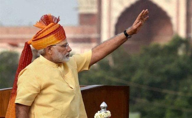 PM Modi जब दे रहे थे लाल किला की प्राचीर से भाषण, तब जानिये उनके सामने क्या गिरा...?