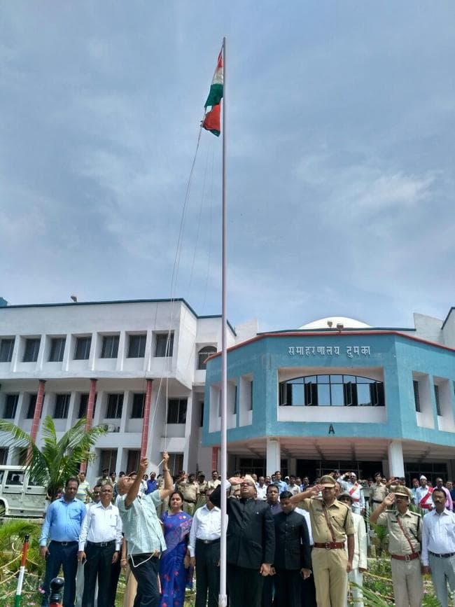 दुमका में डीसी ने किया झंडोतोलन, विभिन्न कार्यालयों में भी मनाया गया स्वतंत्रता दिवस