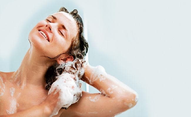 उमस भरे मौसम में ऐसे करें बालों की सफाई