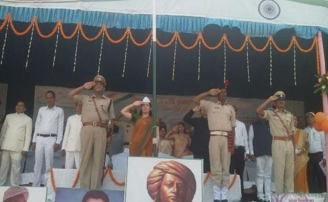 गढ़वा में डीसी नेहा अरोड़ा ने किया झंडोतोलन