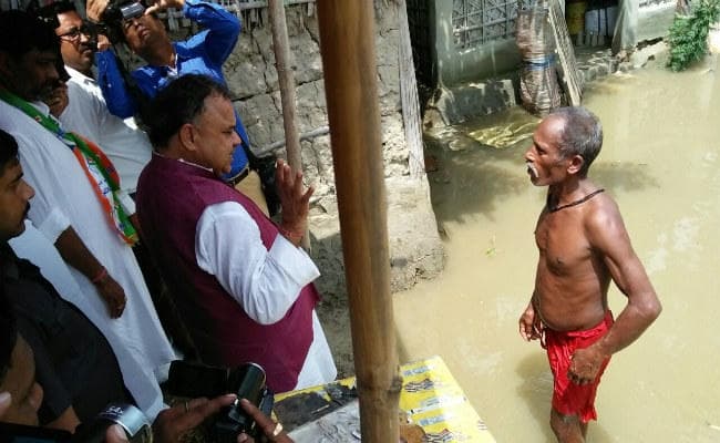 कटिहार : राजस्व मंत्री बाढ़ प्रभावित क्षेत्रों का लिया जायजा, दिया निर्देश