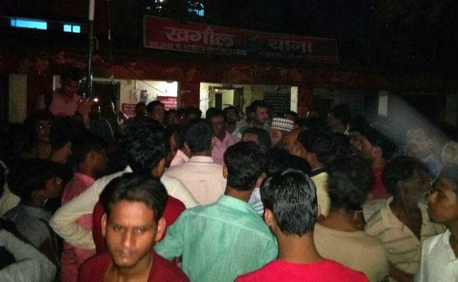 पटना : खगौल में दो समुदायों में भिड़ंत, एकदूसरे पर किया पथराव, उग्र लोगों ने घेरा थाना, तस्वीरों में देखें हालात