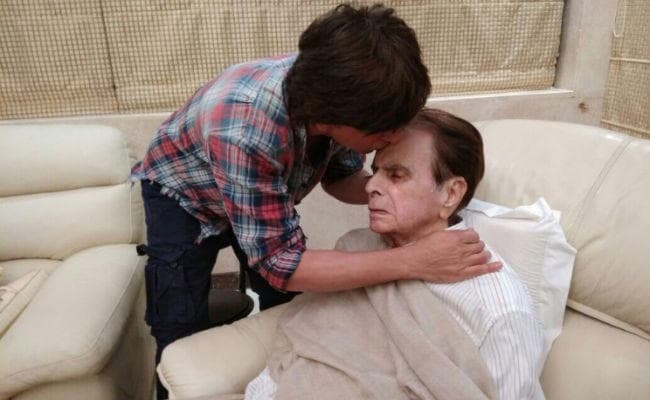 दिलीप कुमार से मिलने पहुंचे शाहरुख खान, सायरा बानो ने लिखा दिल छू लेने वाला कैप्‍शन...