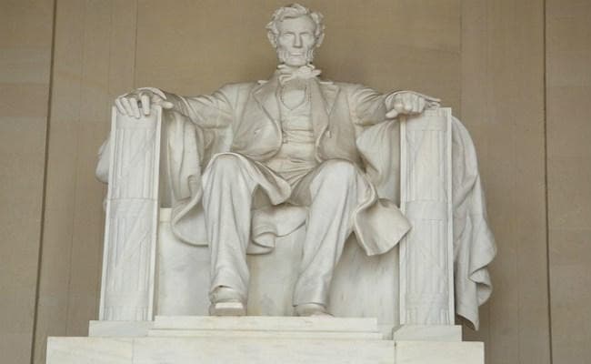 वाशिंगटन में लिंकन के स्मारक के साथ छेड़छाड़, स्प्रे पेंट से लिखा गया आपत्तिजनक संदेश