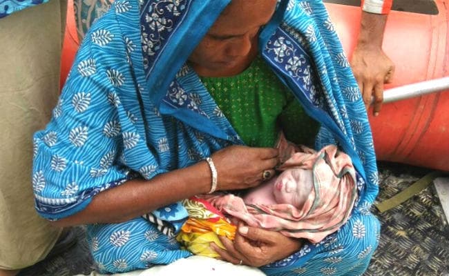 मधुबनी : NDRF के बचावकर्मियों ने कराया नाव पर प्रसूता का प्रसव, जच्चा-बच्चा दोनों स्वस्थ