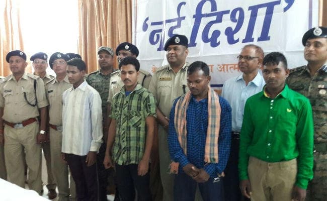 लोहरदगा : 5 लाख के इनामी नक्सली बालक खरवार सहित 4 ने किया सरेंडर