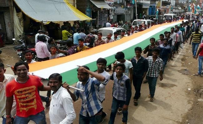 VIDEO : इक्कीस मीटर लंबा निकला तिरंगा, तिरंगा यात्रा में शामिल हुए हजारों लोग
