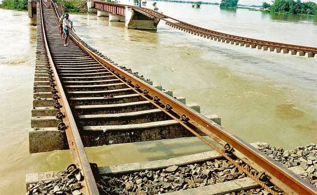 उत्तर बंगाल: बिहार, असम और पूर्वी उत्तर प्रदेश में लाखों लोग प्रभावित ट्रेन सेवा अब भी बेपटरी, मृतकों के आश्रितों को दो-दो लाख