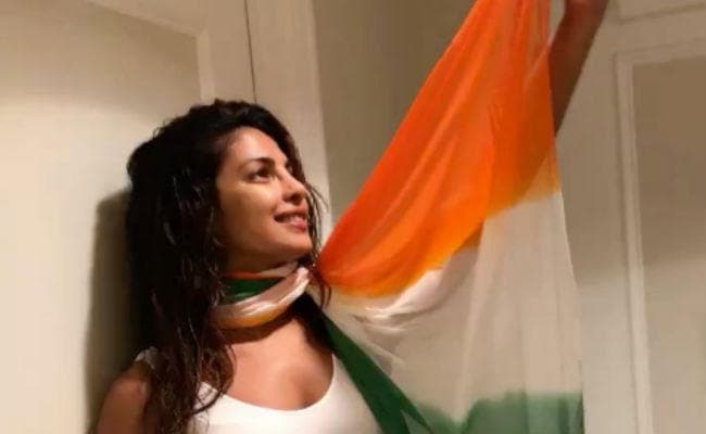 #priyankachopra ने लहराया ''तिरंगा दुपट्टा'', सोशल मीडिया पर हो गईं ट्रोल