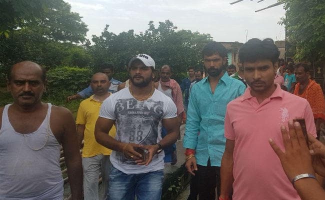 मतभेद भुलाकर पवन सिंह के घर पहुंचे खेसारीलाल यादव, देखें तसवीरें