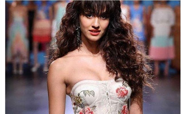 #LakmeFashionWeek : इस ड्रेस में कहर ढा गयीं दिशा पटानी...! देखें PHOTOS