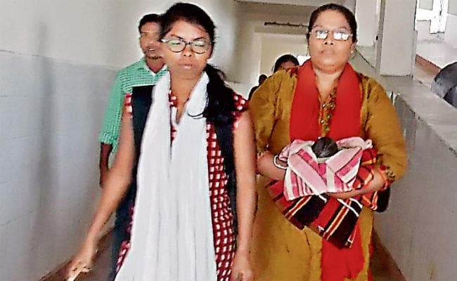 बच्चे को जन्म दे इलाज के अभाव में मरी मां, ग्रामीणों ने कहा बच्चे में मां का भूत, रात भर शव के पास छोड़ा नवजात को