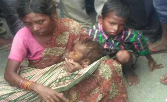 झारखंड : बीमार बच्चे को लेकर गरीब मां दस किमी पैदल चली, कहा - मेरा बेटा मेरी गोद में ही मर गया