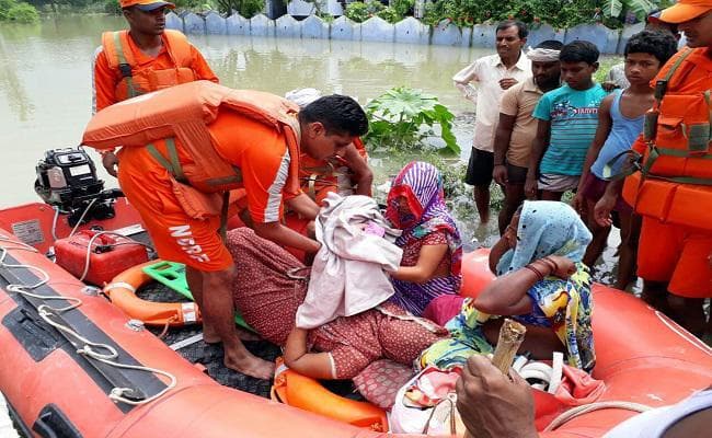 बिहार : गोपालगंज में बाढ़ पीड़ित महिला ने एनडीआरएफ की बचाव नौका पर दिया बच्चे का जन्म
