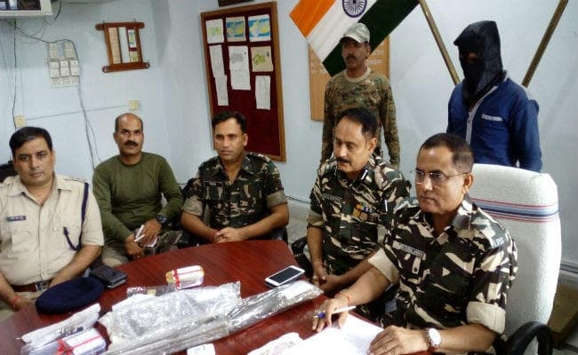 सिमडेगा : नक्सलियों के जवाब में पुलिस ने की 117 राउंड फायरिंग, दो नक्सली गिरफ्तार, लेवी देने वालों की सूची मिली