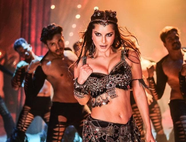 VIDEO : संजय दत्त की भूमि और कीचड़ में सनी लियोनी, देखें #Bhoomi का पहला गाना #TrippyTrippy