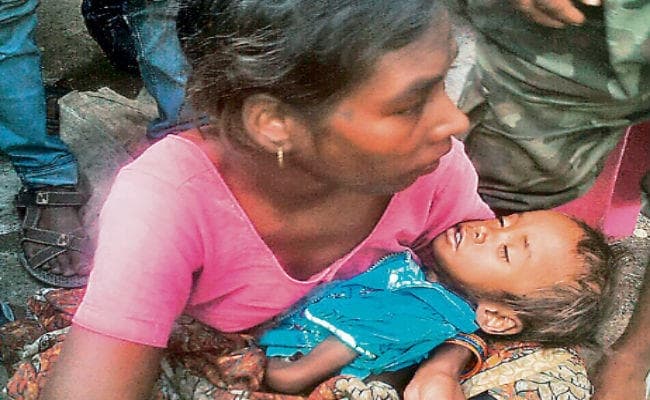 गुमला : बच्चे को रिम्स किया रेफर, पैसे नहीं थे, पैदल गांव लौट रही थी मां, गोद में मासूम ने दम तोड़ा