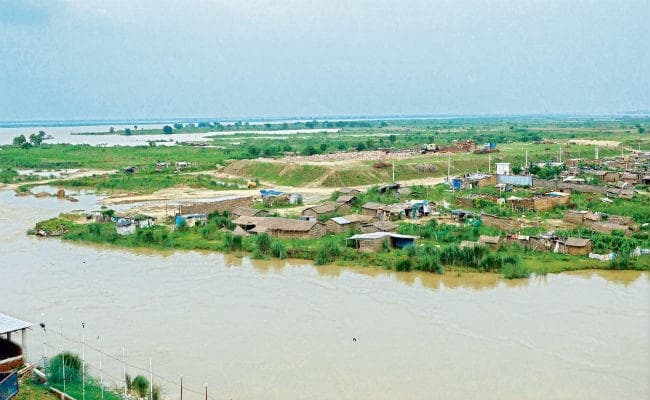 बढ़ेगी परेशानी :खतरे के और करीब पहुंची गंगा व पुनपुन नदी