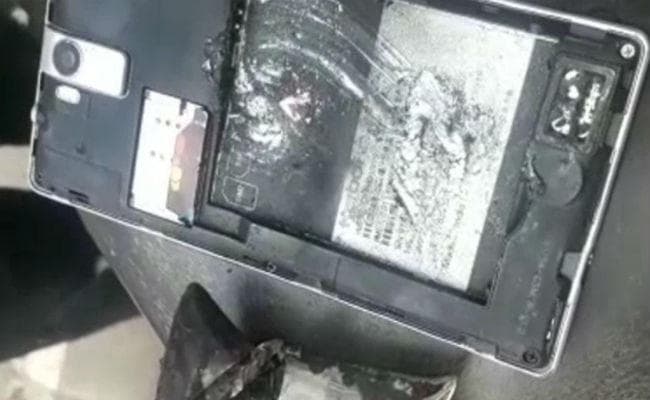 VIDEO: पॉकेट से निकला धुंआ और मोबाइल में हो गया अचानक धमाका, पढ़ें कहां का है मामला