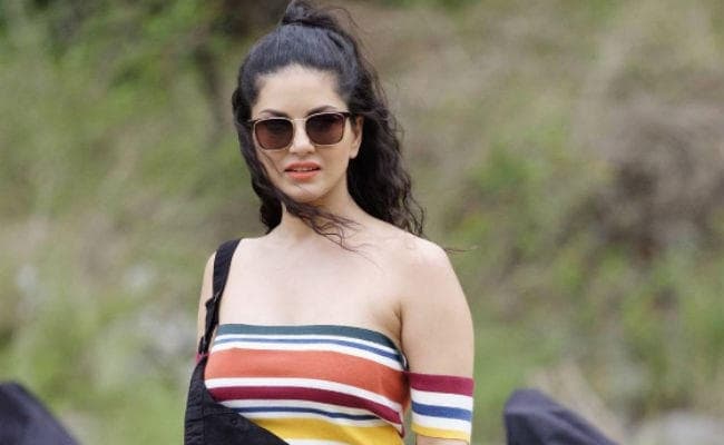 फैंस को महंगी पड़ी #SunnyLeone की दीवानगी, मामला दर्ज
