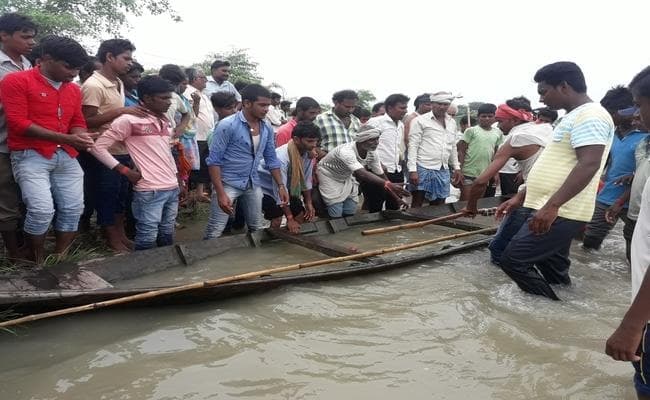 बिहार में बाढ़ का कहर जारी : दरभंगा-समस्तीपुर रेलखंड पर परिचालन बंद, अबतक 160 मरे