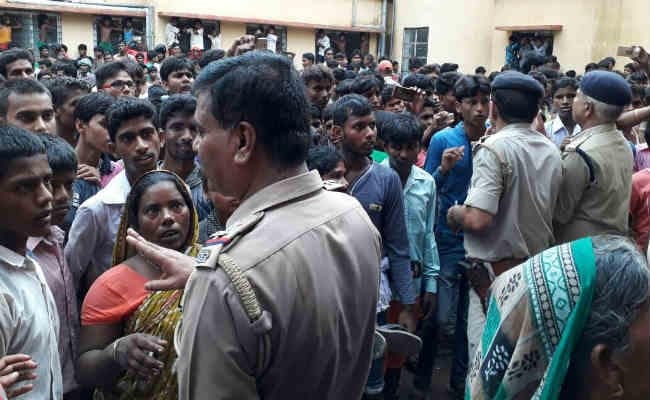 VIDEO : झारखंड में फिर भीड़ हुई हत्यारी, चोटीकटवा के संदेह में महिला को पीट - पीट कर मार डाला