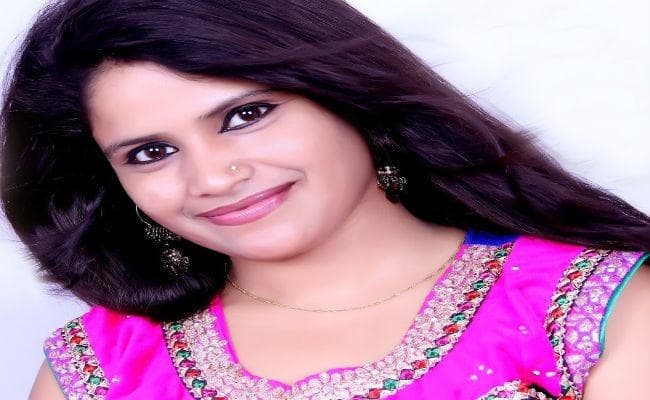 भोजपुरी गायिका खुशबू उत्तम को मांगनी पड़ी दर्शकों से माफी, कहा- अब कभी नहीं गाऊंगी अश्लील गाने! इस Song से हुई थी Famous