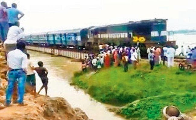 दरभंगा-समस्तीपुर रेल खंड पर ट्रेनों का परिचालन शुरू, एक सप्ताह बाद ट्रेनें बहाल