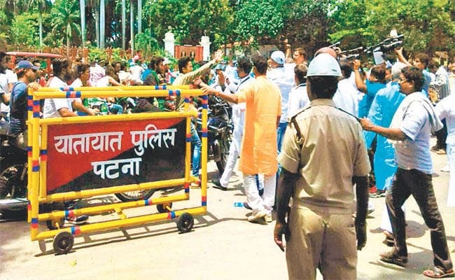 शरद समर्थकों का सीएम हाउस के बाहर हंगामा, जदयू कार्यकर्ताओं से मारपीट