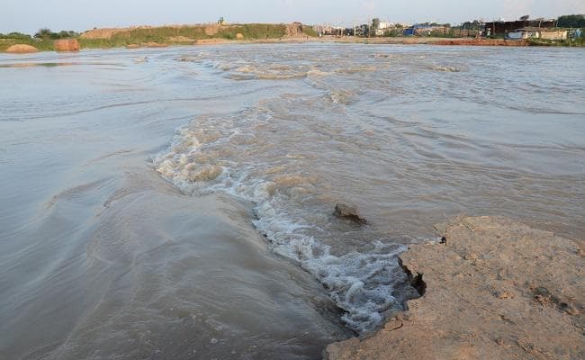 गंडक का जल स्तर बढ़ा, विशंभरपुर में स्टर्ड का एक चौथाई हिस्सा नदी में धंसा