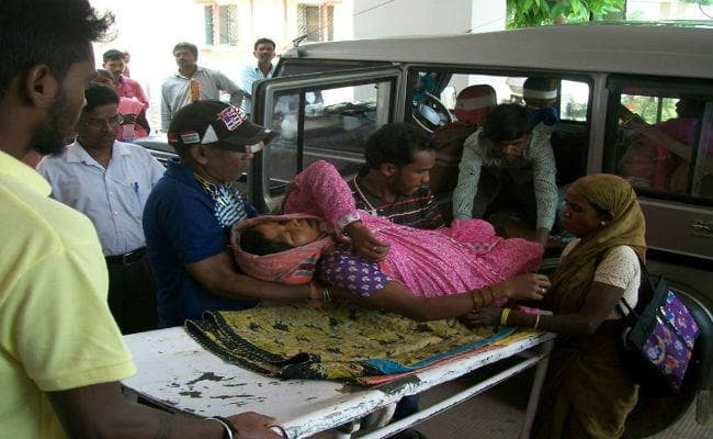 मां के गर्भ में बच्चे की मौत, डॉक्टर ने ऑपरेशन न कर रांची रेफर किया, ममता वाहन में मां ने दम तोड़ा