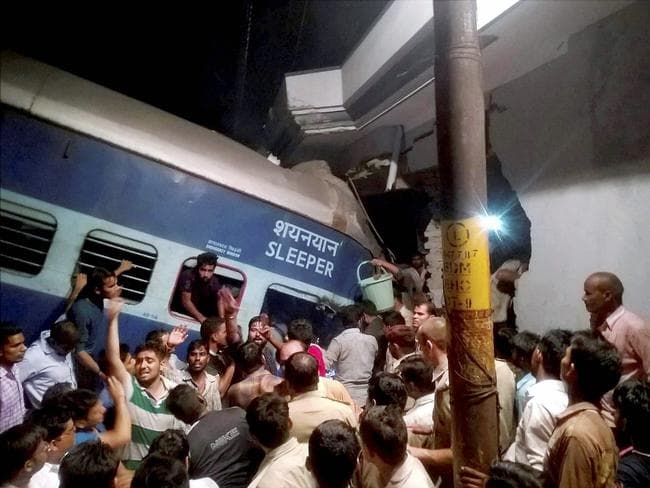 भयावह मंजर : पटरी से उड़ कर घर और स्कूल में घुस गयी ट्रेन...