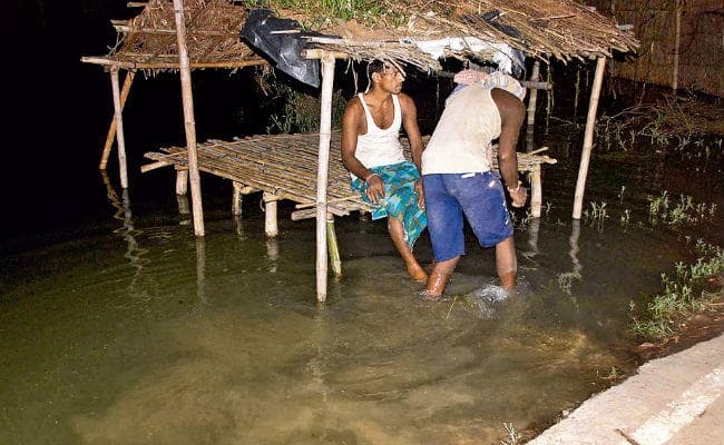 सांप-बिच्छू के बीच अंधेरे में गुजर रही रात