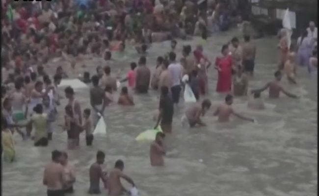 आज सोमवती अमावस्या, लोगों ने सर्वमनोकामना पूर्ति के लिए गंगा में लगाई डुबकी