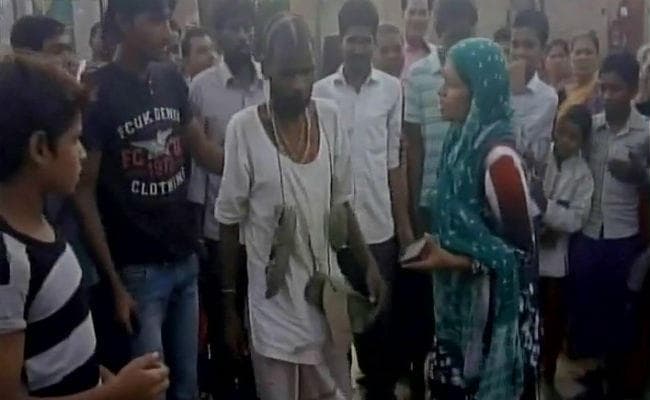 नाबालिग से की रेप की कोशिश, ग्रामीणों ने की पिटाई, जूते की माला पहनाई