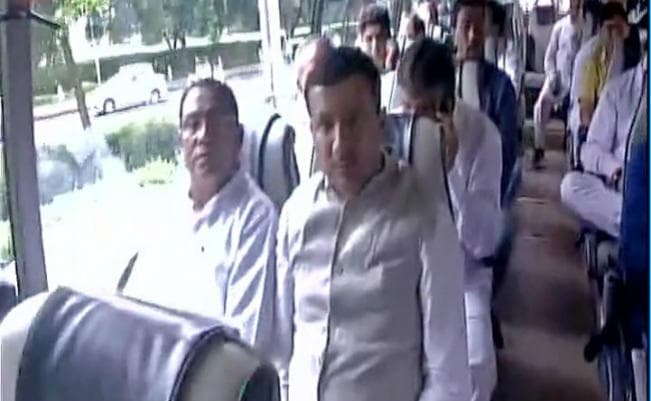 गुजरात के कांग्रेस विधायकों ने सोनिया-राहुल से की मुलाकात