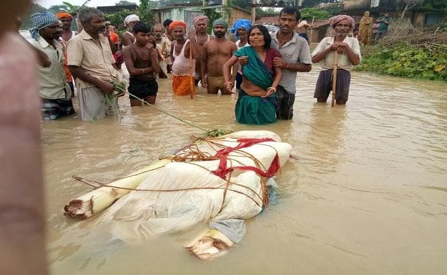बिहार में बेरहम बाढ़ : शवों को जलाने के लिए दो गज जमीन भी नसीब नहीं