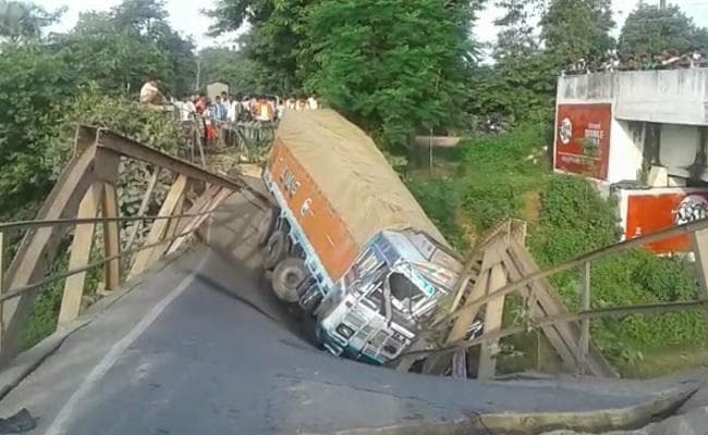 ट्रक के वजन से टूटा अंग्रेजों के जमाने का पुल, यातायात प्रभावित