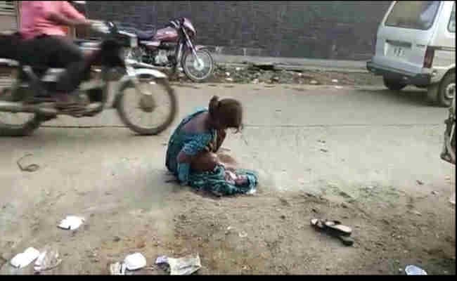 झारखंड : यह कैसी व्यवस्था, जहां सड़क पर बच्चे को जन्म देने पर मजबूर हुई मां