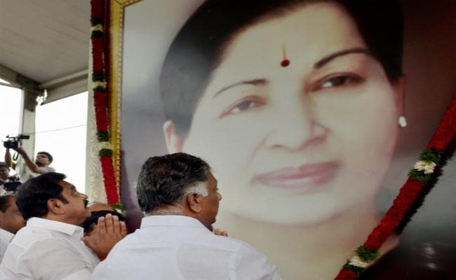 गहरा सकता है तमिलनाडु में राजनीतिक संकट, दिनाकरन गुट के 19 विधायक हुए बागी