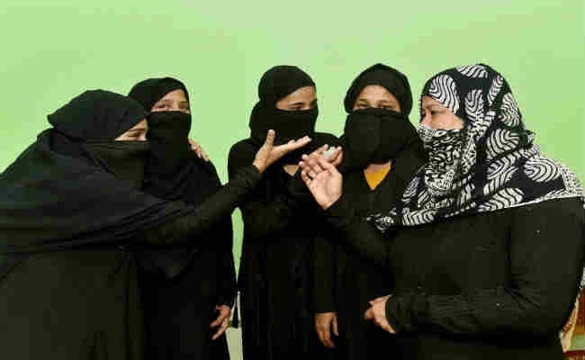 सुप्रीम कोर्ट ने कहा : कानून बनाओ, सरकार बोली : जरूरत नहीं, फिर मुस्लिम महिलाओं को राहत कैसे मिलेगी?