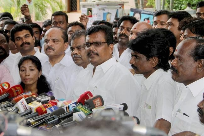 तमिलनाडु : दिनाकरन समर्थक विधायकों ने की बगावत, द्रमुक ने की विश्वासमत की मांग