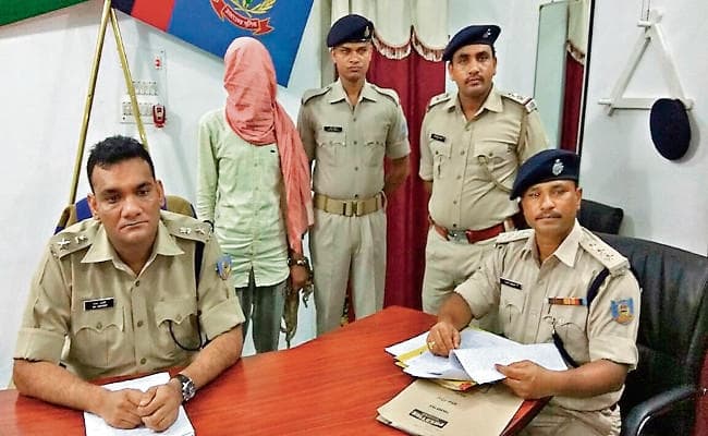 गढ़वा का युवक रिश्तेदार के नाम से फेसबुक पर हिंदू देवी-देवताओं की अश्लील तस्वीर व आपत्तिजनक टिप्पणी पोस्ट करता था, पकड़ा गया