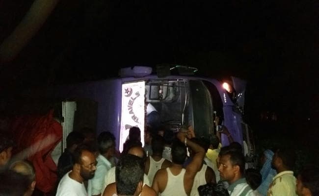कोलकाता जा रही बस मोटरसाइकिल सवार को कुचल कर पलटी, एक की मौत, दर्जनों घायल