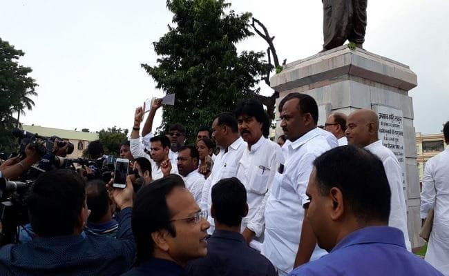 VIDEO : सृजन घोटाले के खिलाफ विधानसभा में कर्पूरी की प्रतिमा के नीचे धरने पर बैठे तेजस्वी, मांगा नीतीश-मोदी का इस्तीफा