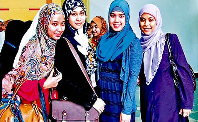 ऑनलाइन शोषण का शिकार हो रहीं मलेशियाई मुसलिम महिलाएं